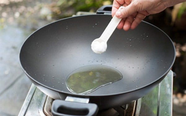 Xào, rán bị bắn dầu, làm theo 6 mẹo này đảm bảo nấu ăn an toàn, sạch bóng - Ảnh 2.