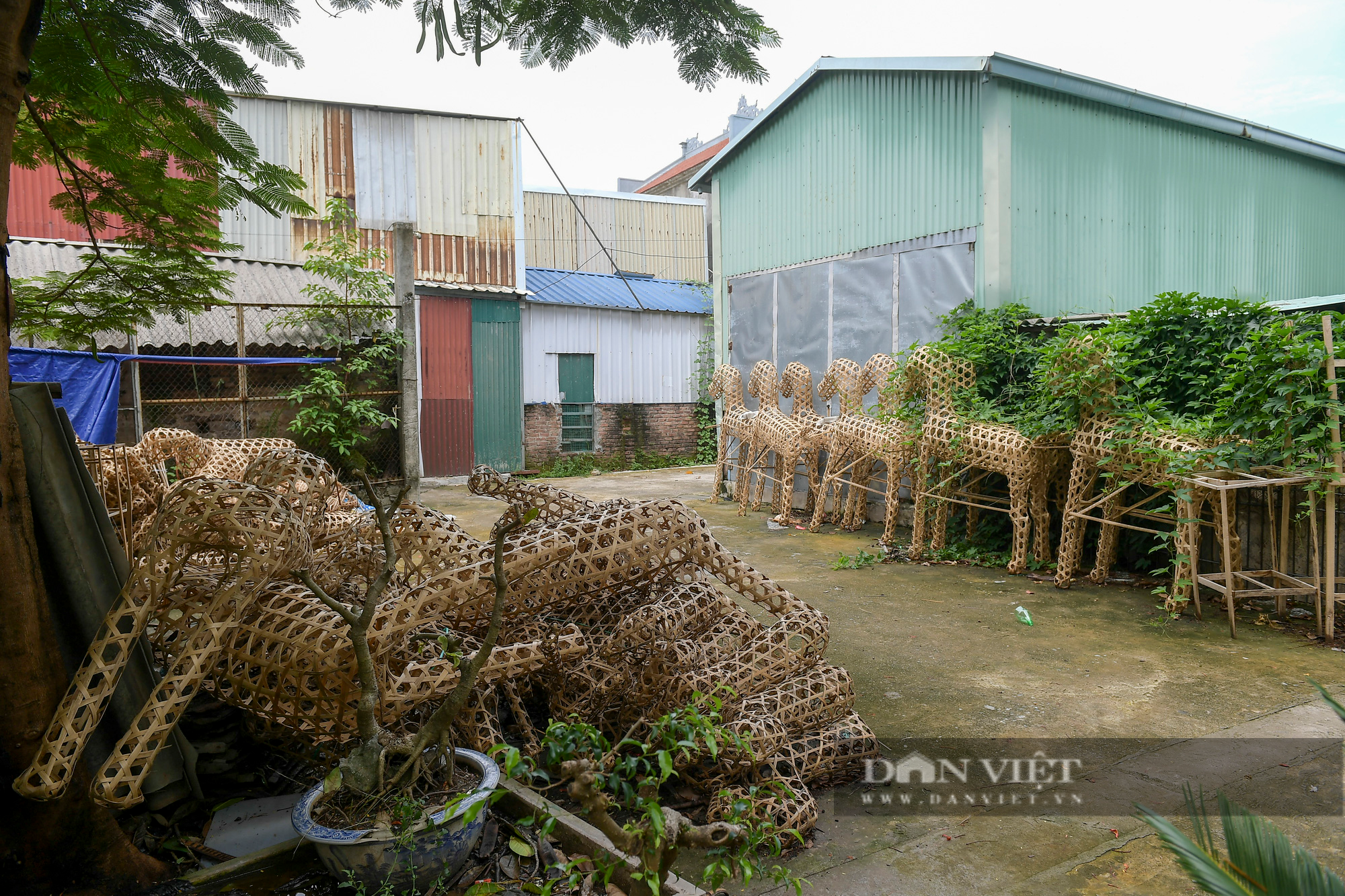 &quot;Nhà, xe&quot; ế ẩm, chất đầy kho, ngôi làng kiếm sống nhờ... &quot;cõi âm&quot; vắng bóng người trong dịch Covid-19 - Ảnh 3.