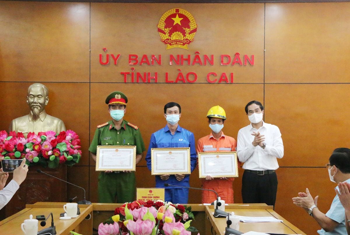 Chủ tịch tỉnh Lào Cai khen khen thưởng tập thể, cá nhân tham gia chữa cháy tại Sa Pa - Ảnh 1. Chủ tịch tỉnh Lào Cai khen khen thưởng tập thể, cá nhân tham gia chữa cháy tại Sa Pa - Ảnh 1.