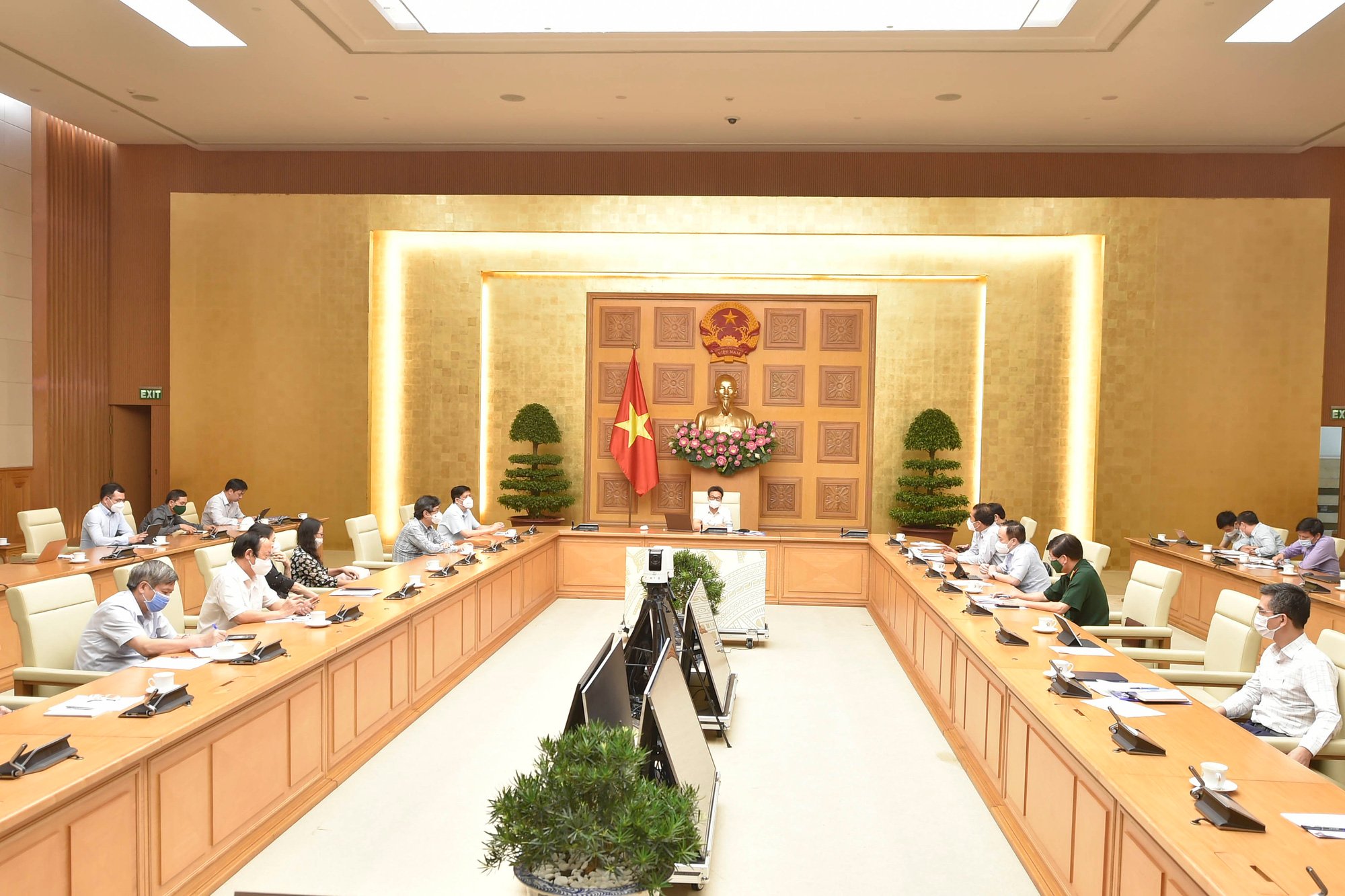 Bảo vệ vùng xanh, thu hẹp vùng đỏ, tăng cường năng lực điều trị Covid-19 - Ảnh 2.