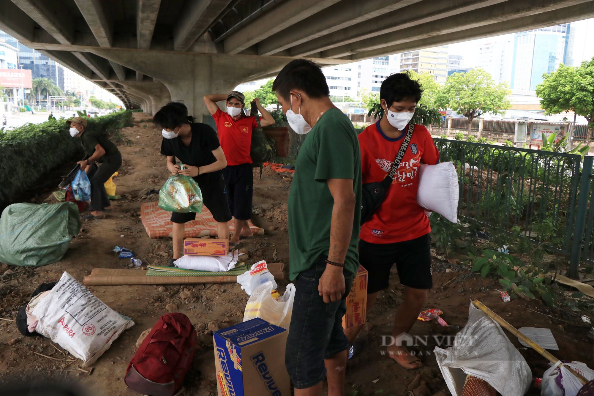 Hà Nội: Lao động thất nghiệp cầm cố điện thoại, sống &quot;màn trời chiếu đất&quot; dưới gầm cầu vượt và cái kết không ngờ - Ảnh 2.