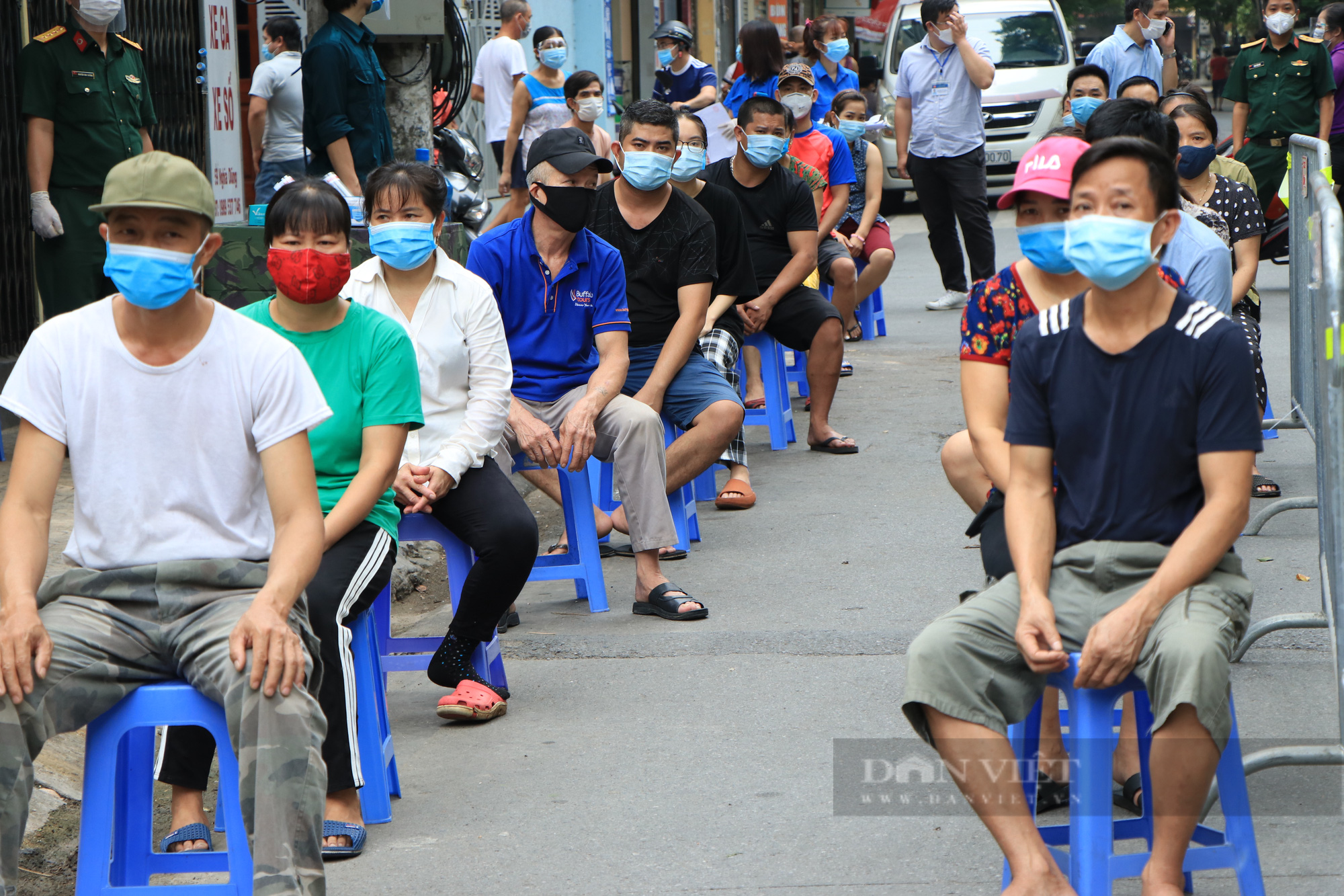 Hà Nội: Xúc động bữa cơm có thịt &quot;0 đồng&quot; của những người lao động nghèo chợ Long Biên - Ảnh 1.
