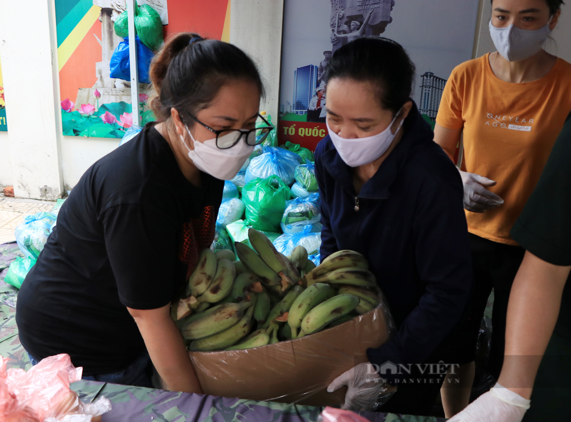 Hà Nội: Xúc động bữa cơm có thịt &quot;0 đồng&quot; của những người lao động nghèo chợ Long Biên - Ảnh 10.