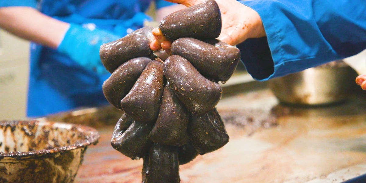 Cùng dùng tiết và mỡ lợn nhồi vào bộ lòng, dồi lợn của người Tây có hương vị thế nào so với người Việt? - Ảnh 2.