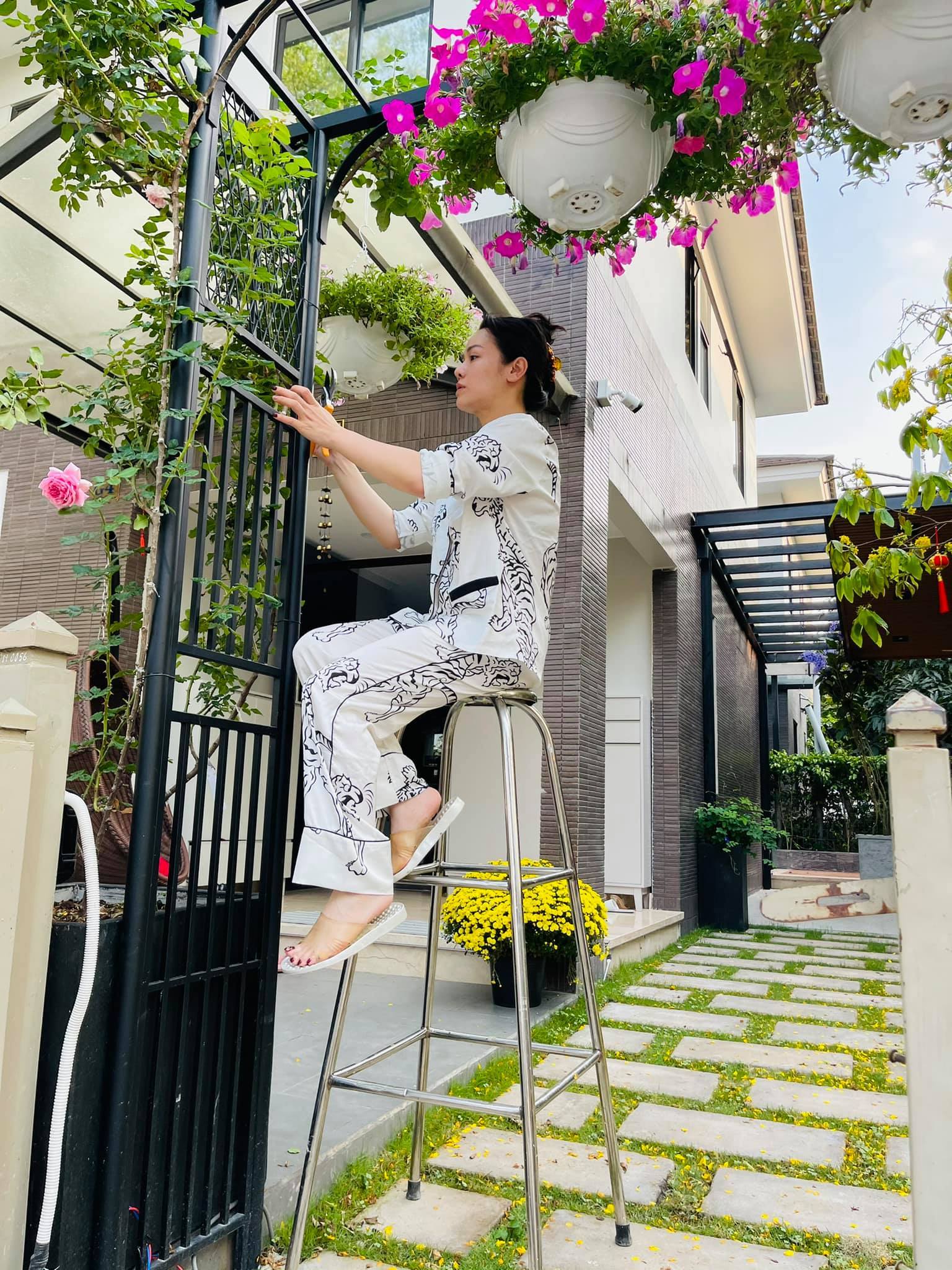 Biệt thự &quot;khủng&quot; của Nhật Kim Anh gây &quot;choáng&quot; vì hóa vườn rau xanh mướt, đắt giá - Ảnh 6.