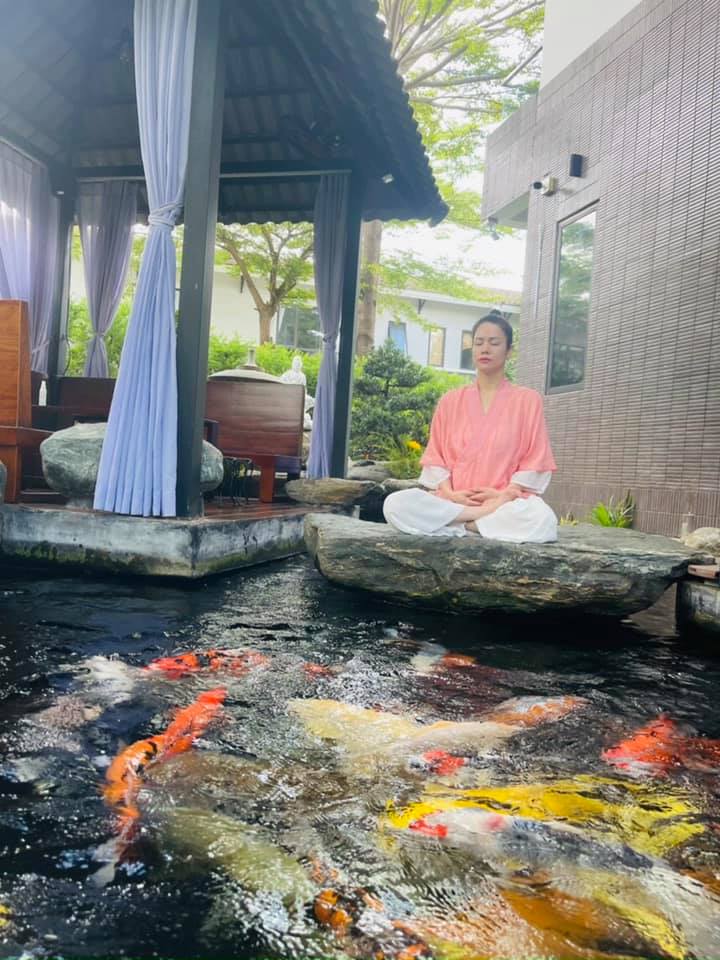 Biệt thự &quot;khủng&quot; của Nhật Kim Anh gây &quot;choáng&quot; vì hóa vườn rau xanh mướt, đắt giá - Ảnh 8.