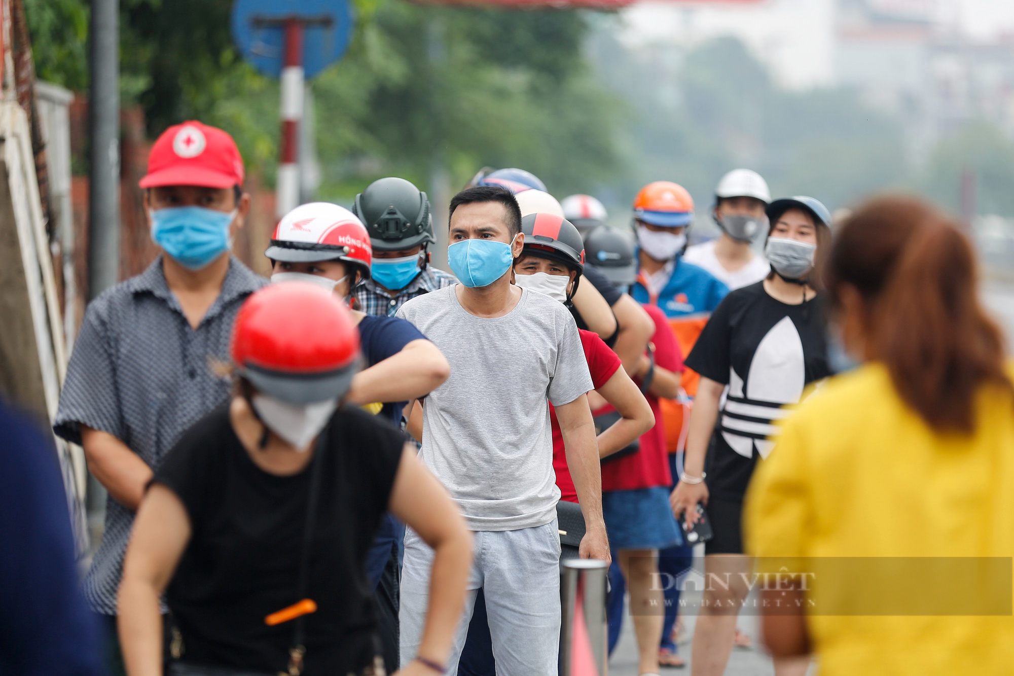 Hàng trăm người xếp hàng tiếp tế thực phẩm cho một phường bị cách ly thêm 14 ngày tại Hà Nội - Ảnh 2.