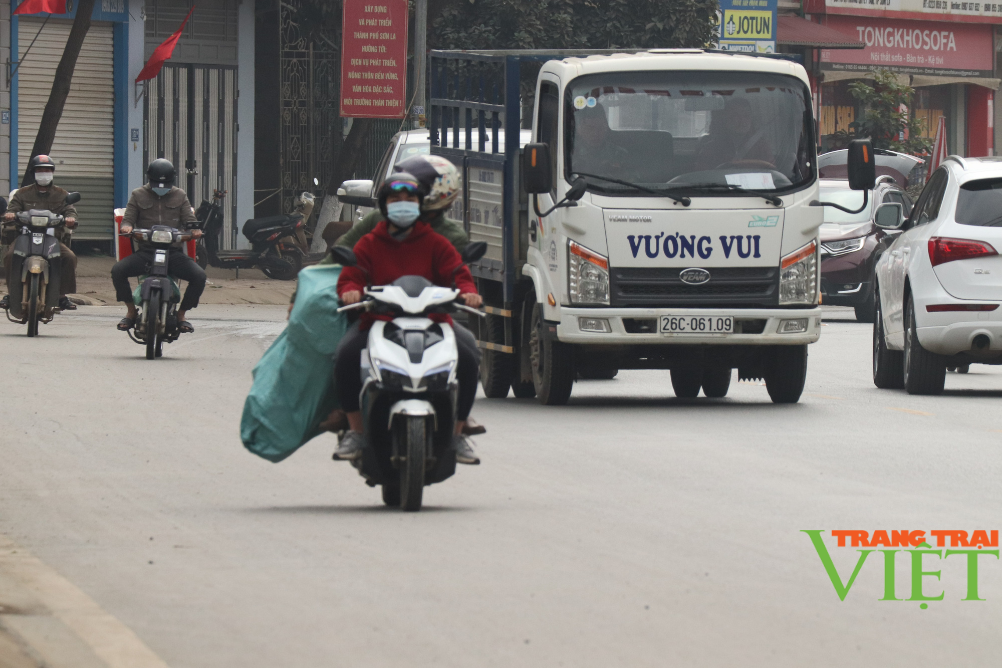 TP Sơn La: Thực hiện nghiêm công tác kiểm tra, kiểm soát các phương tiện vận tải hàng hoá - Ảnh 1.