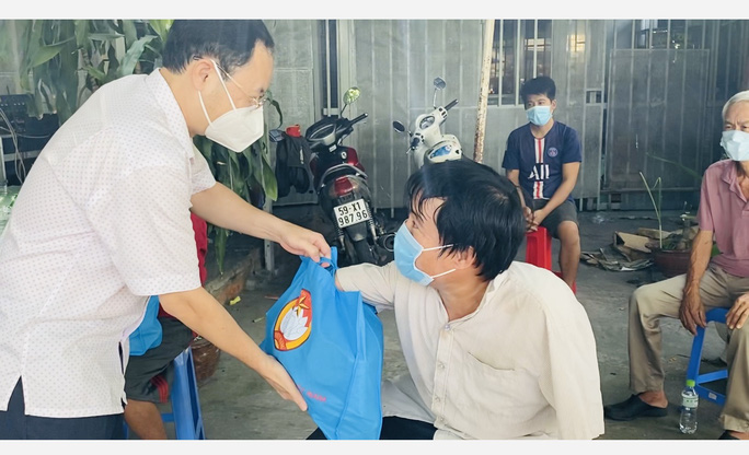 Cùng với nguồn gạo hỗ trợ từ Chính phủ, các địa phương cũng hỗ trợ gạo trong &quot;túi an sinh&quot; cho người dân. Ảnh chụp tại TP Thủ Đức (TP. HCM). Ảnh: NLĐ