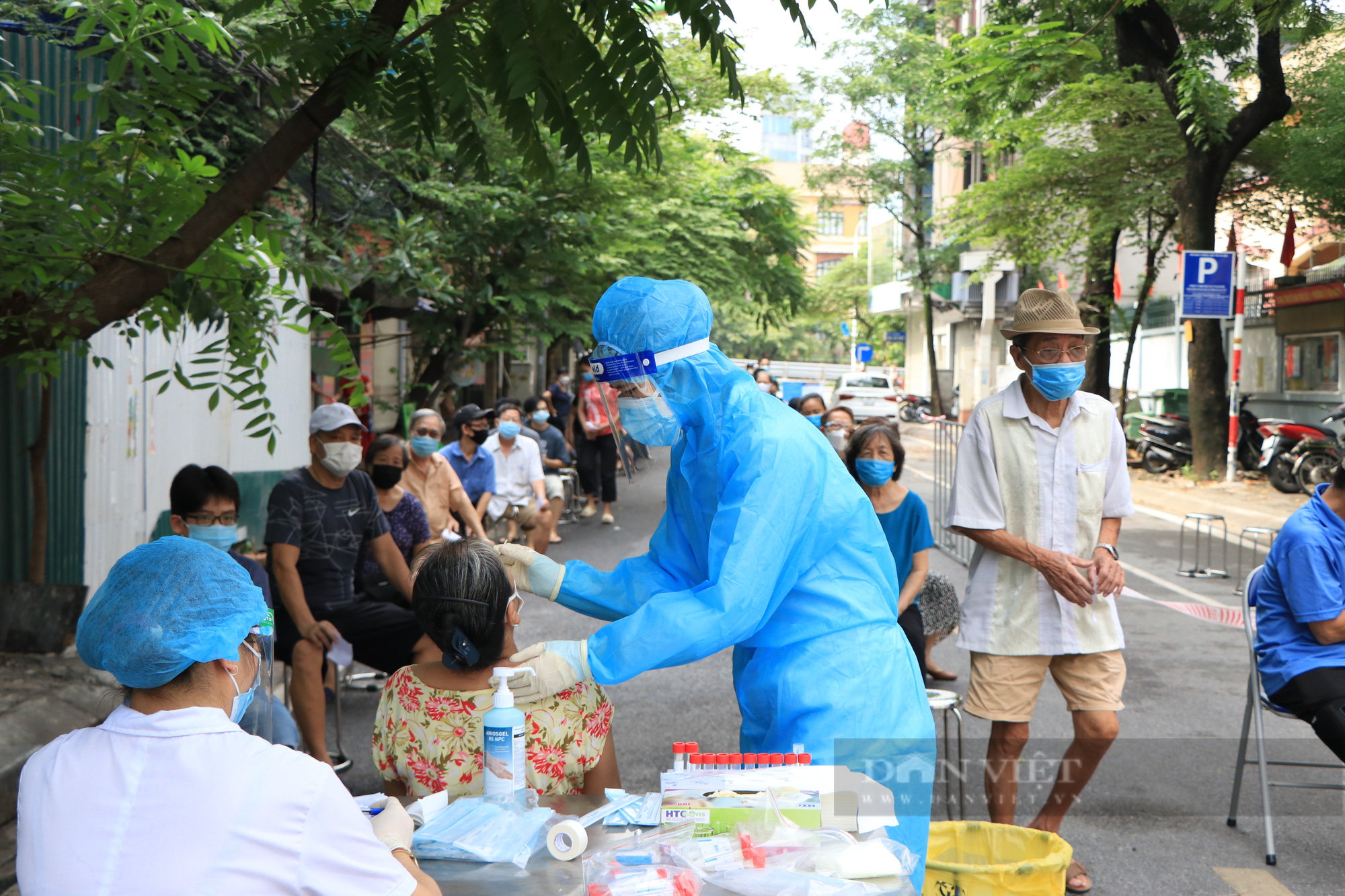 Hà Nội: Đưa chồng đi khám chấn thương đầu, phát hiện cả hai dương tính SARS-CoV-2 - Ảnh 1.