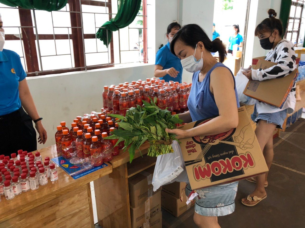 Rất nhiều tổ chức đoàn thể tổ chức hỗ trợ lương thực, nhu yếu phẩm cho lao động vùng dịch Covid-19. Ảnh: LĐLĐ