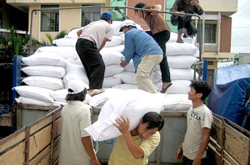 Rất nhiều tỉnh thành gặp khó khăn do dịch bệnh Covid-19 được hỗ trợ gạo người dân. Ảnh: I.T