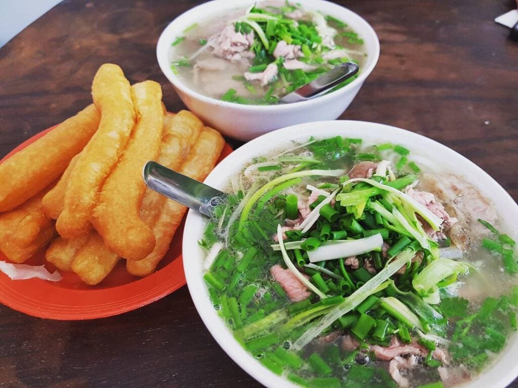 10 đặc sản bình dân ngon khó cưỡng khiến khách Tây cũng “mê như điếu đổ” - Ảnh 1.
