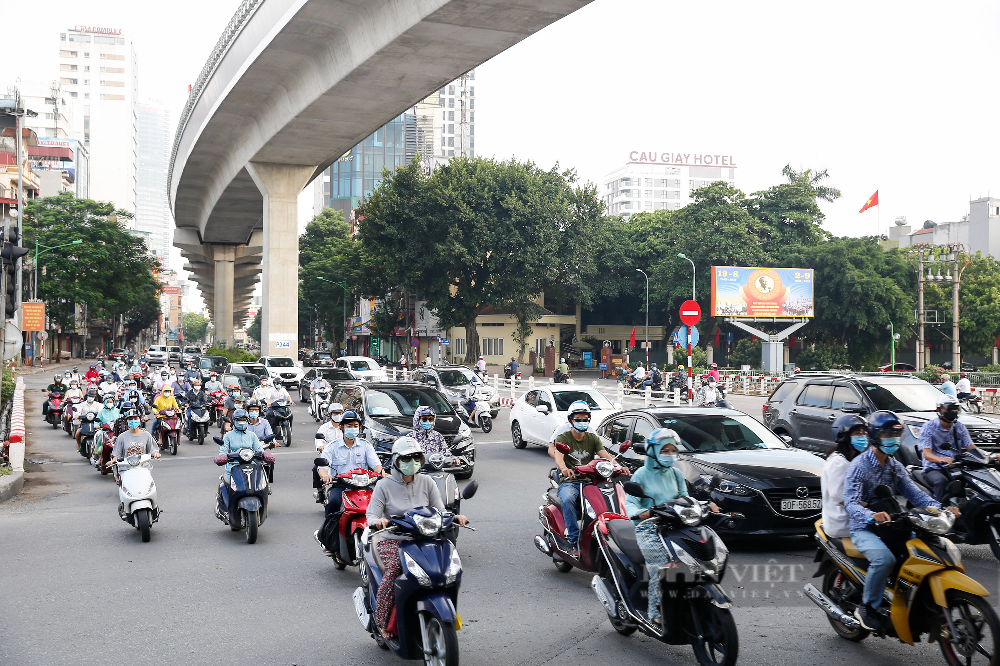 Phó giám đốc CDC Hà Nội: &quot;Người dân cứ ra đường đông như thế không biết đến lúc nào mới cắt đứt được nguồn lây&quot; - Ảnh 1.