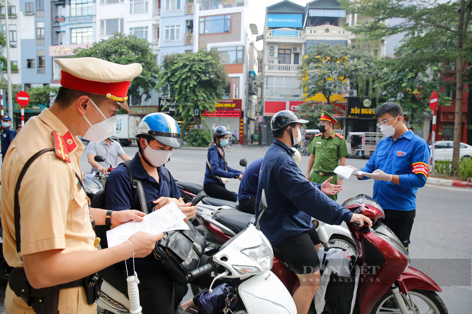 Phó giám đốc CDC Hà Nội: &quot;Người dân cứ ra đường đông như thế không biết đến lúc nào mới cắt đứt được nguồn lây&quot; - Ảnh 2.