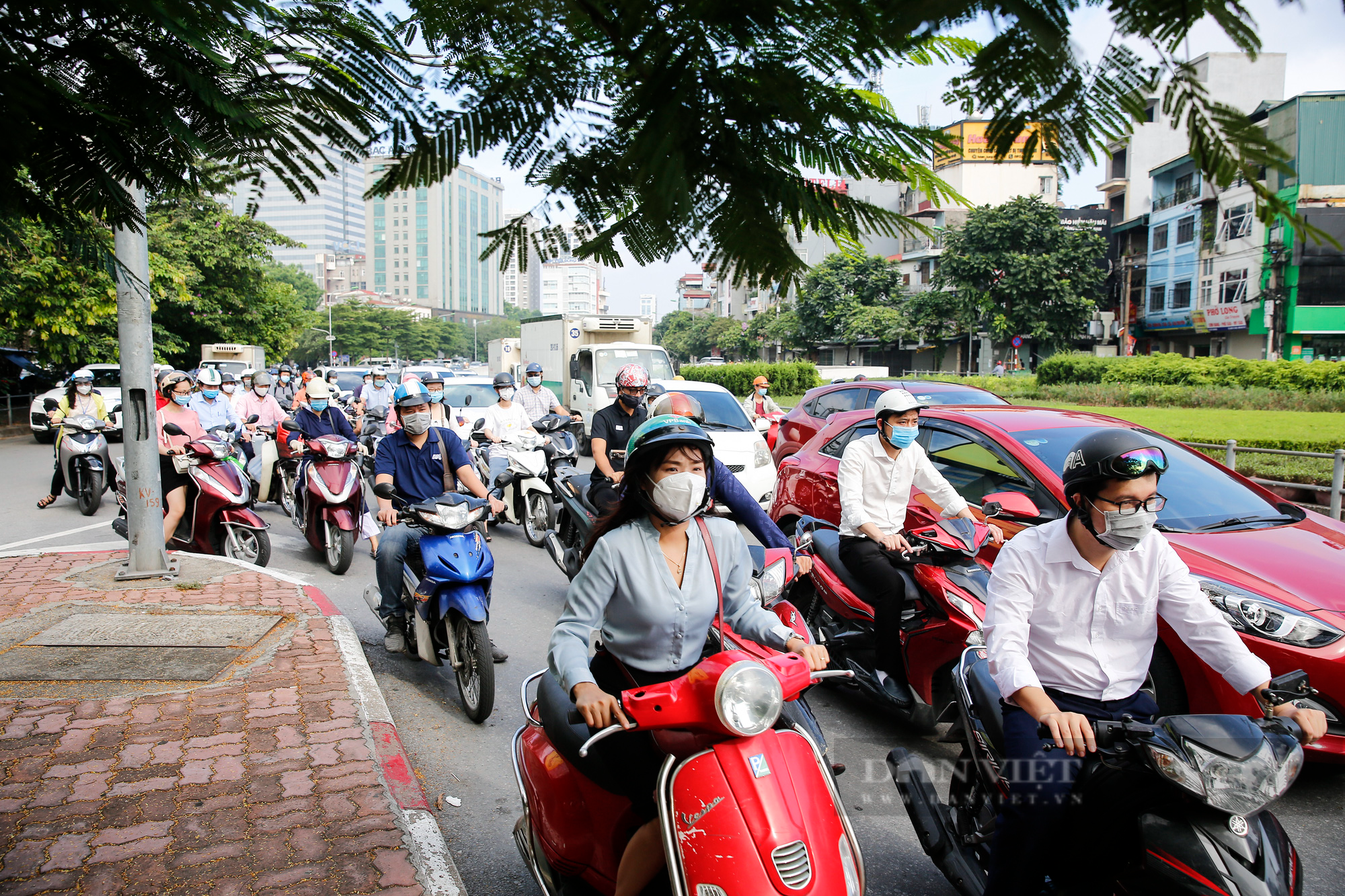 Phó giám đốc CDC Hà Nội: &quot;Người dân cứ ra đường đông như thế không biết đến lúc nào mới cắt đứt được nguồn lây&quot; - Ảnh 3.