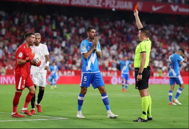Con trai HLV Zidane có màn ra mắt La Liga thảm họa - Ảnh 2.
