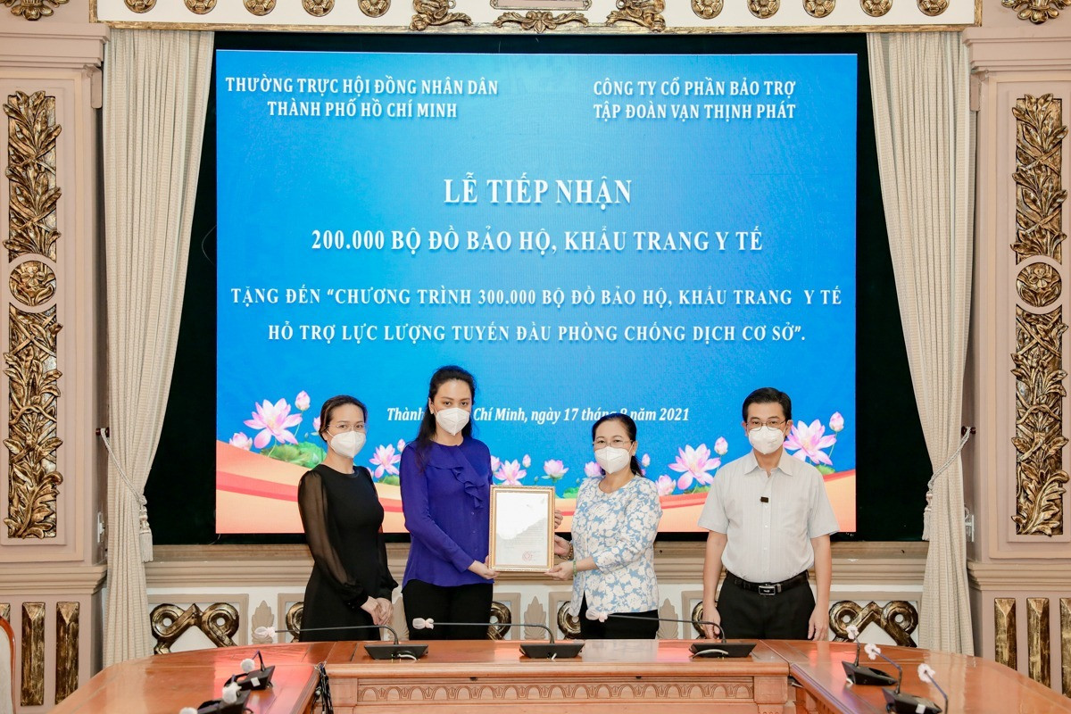 HĐND TP.HCM tiếp nhận 200.000 bộ đồ bảo hộ, khẩu trang y tế - Ảnh 1.