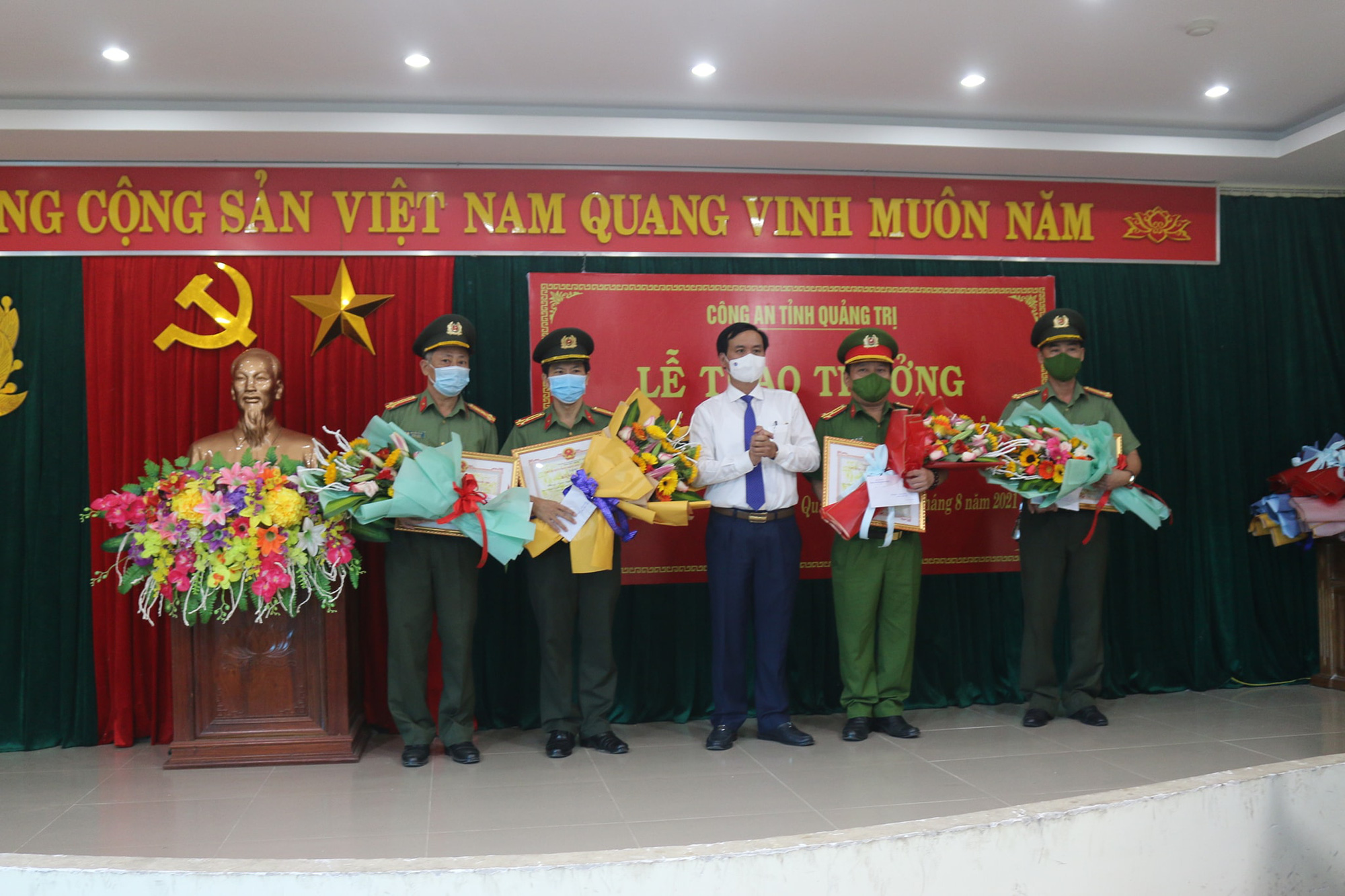 Quảng Trị: Trao thưởng vụ bắt “Hùng đĩ”, &quot;Bom đại&quot; và đồng bọn - Ảnh 1.