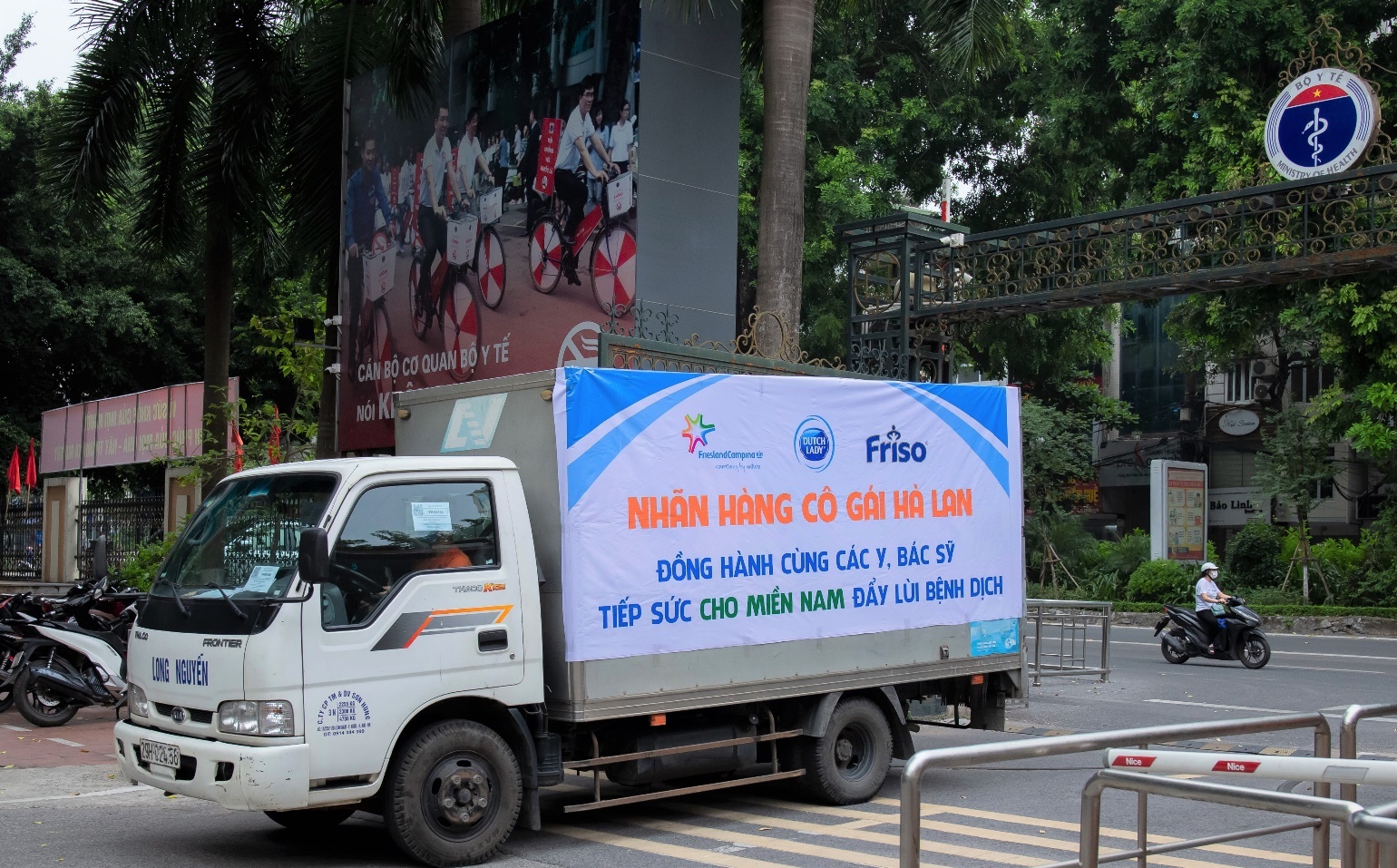 SỮA CÔ GÁI HÀ LAN TIẾP SỨC Y BÁC SĨ VÀO NAM CHỐNG DỊCH - Ảnh 1.