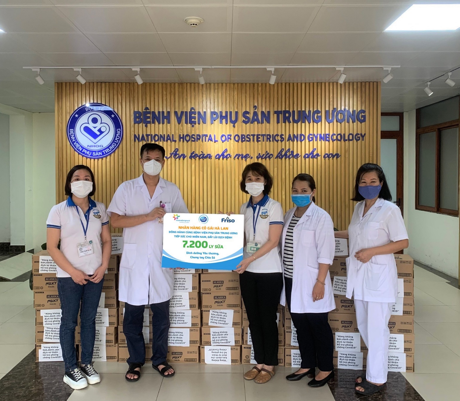SỮA CÔ GÁI HÀ LAN TIẾP SỨC Y BÁC SĨ VÀO NAM CHỐNG DỊCH - Ảnh 2.