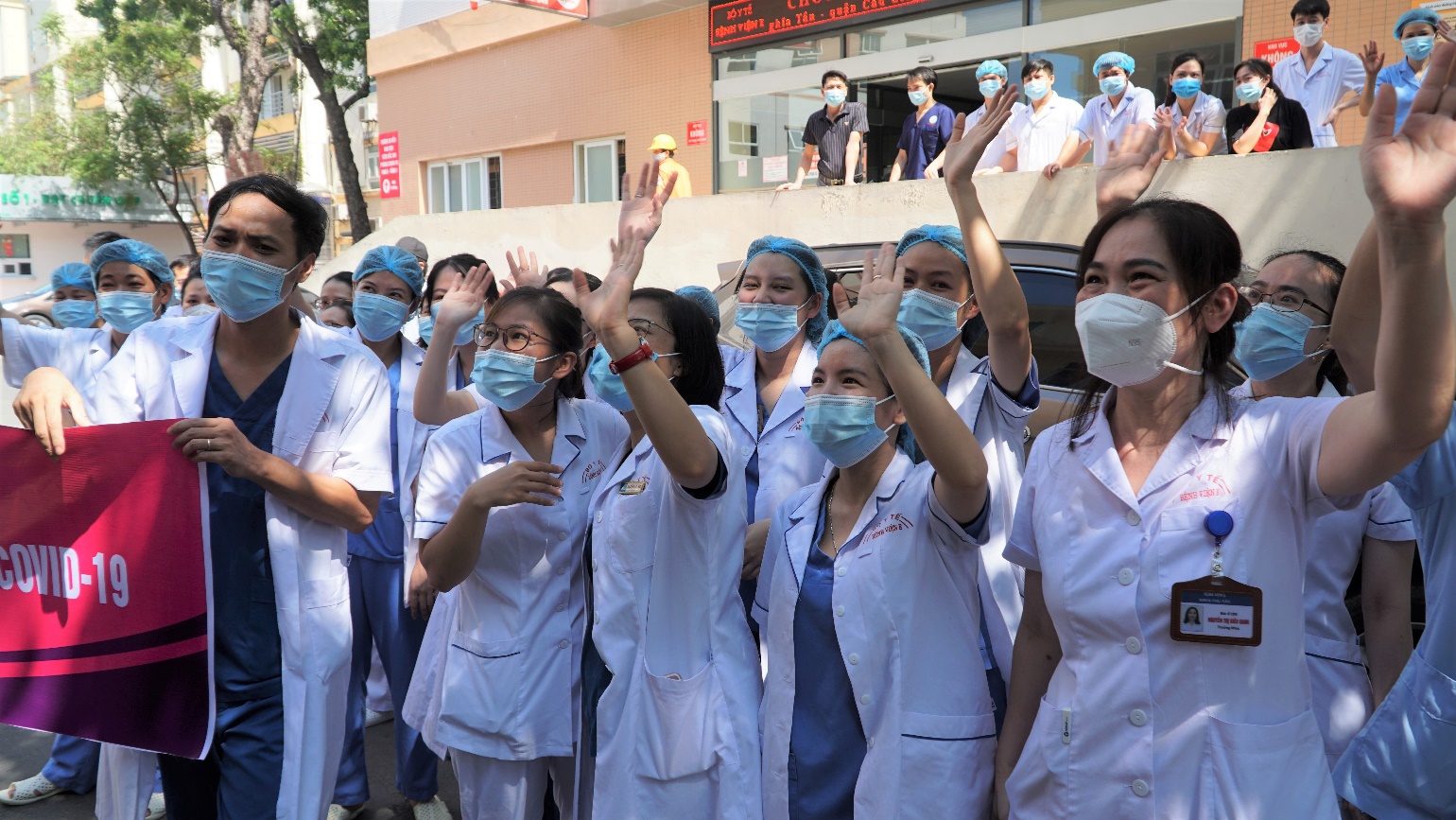 SỮA CÔ GÁI HÀ LAN TIẾP SỨC Y BÁC SĨ VÀO NAM CHỐNG DỊCH - Ảnh 3.
