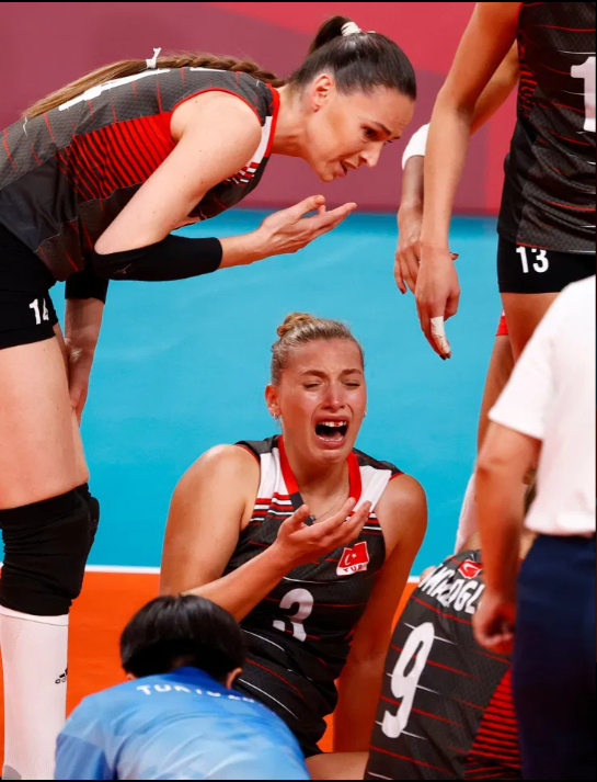 Hy hữu ở Olympic: 2 VĐV bóng chuyền xinh đẹp va vào nhau chảy máu mồm - Ảnh 3.