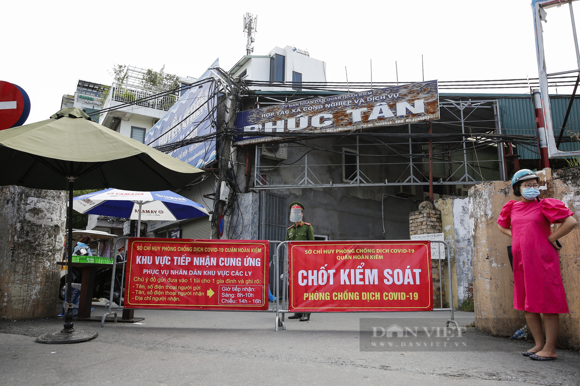 Hà Nội: Lập hàng rào dây thép gai tại khu vực phong tỏa để ngăn người vi phạm Chỉ thị cách ly - Ảnh 2.