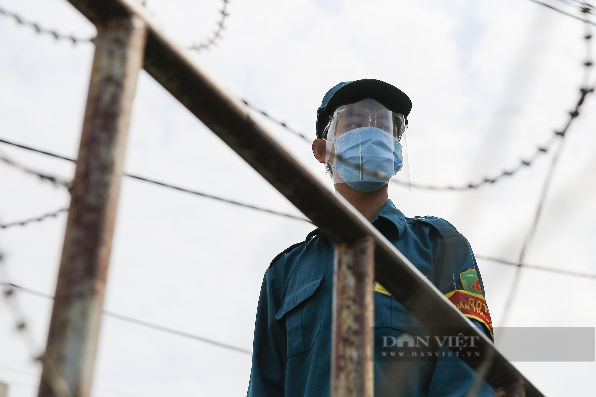 Hà Nội: Lập hàng rào dây thép gai tại khu vực phong tỏa để ngăn người vi phạm Chỉ thị cách ly - Ảnh 7.