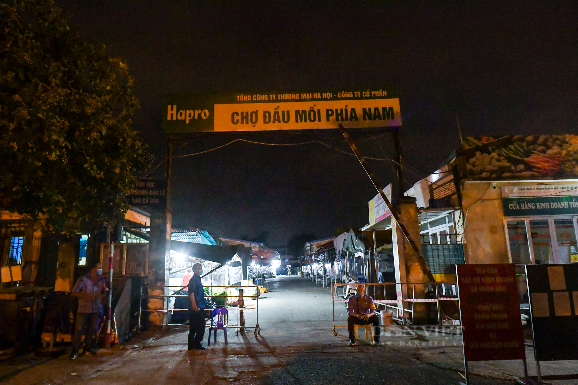 Hà Nội: Tiểu thương tất bật dọn hàng trong đêm khi chợ đầu mối phía Nam Hà Nội mở cửa trở lại  - Ảnh 2.