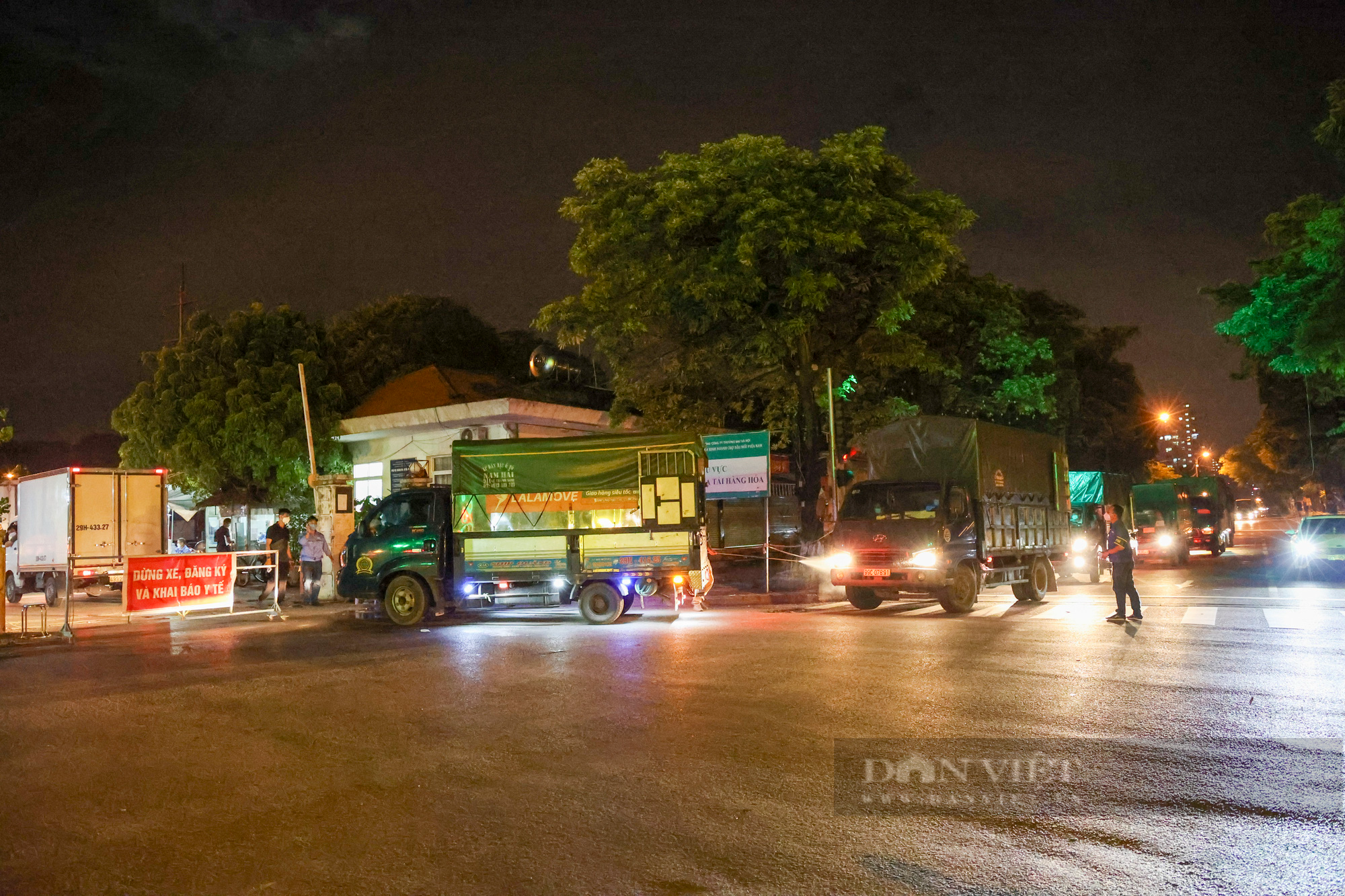 Hà Nội: Tiểu thương tất bật dọn hàng trong đêm khi chợ đầu mối phía Nam Hà Nội mở cửa trở lại  - Ảnh 14.
