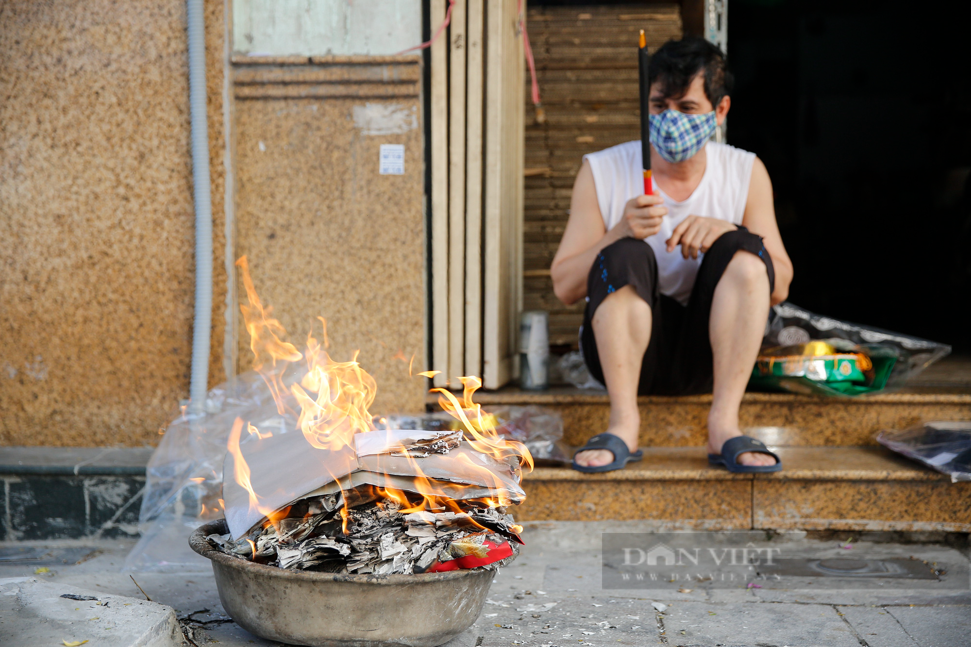 Người Hà Nội đốt vàng mã sớm trước Rằm tháng 7 - Ảnh 6.