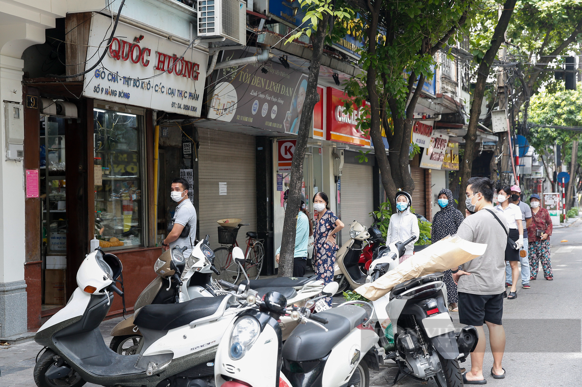 Người Hà Nội đốt vàng mã sớm trước Rằm tháng 7 - Ảnh 10.