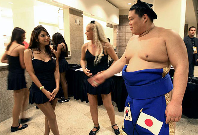 Người đẹp dâng hiến cho VĐV béo 180kg: Cái giá triệu đô - Ảnh 2.