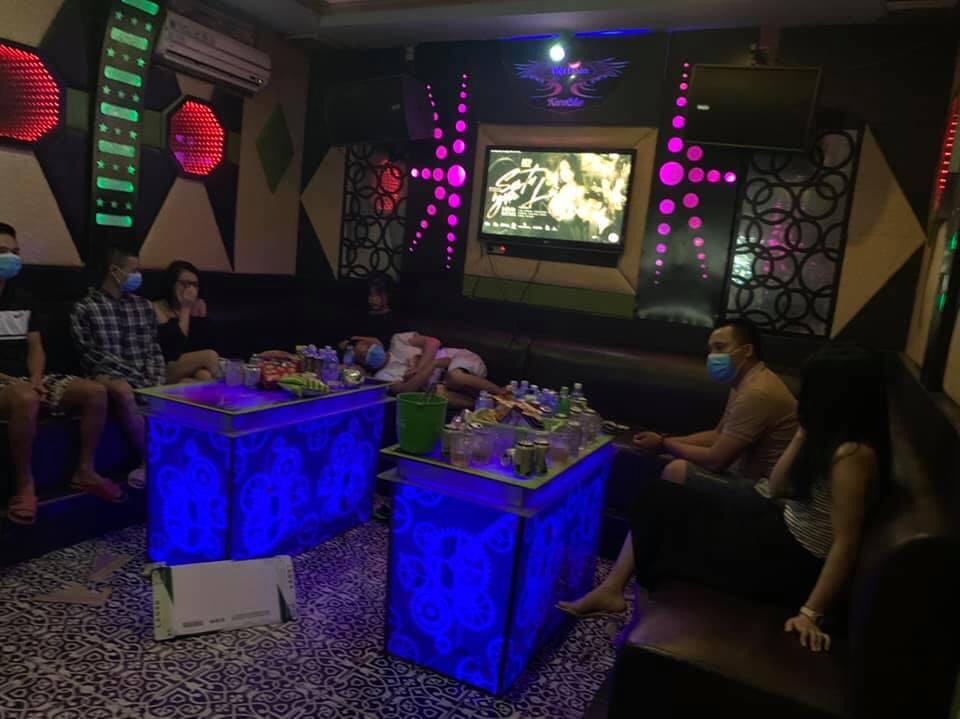 Phát hiện 4 khách, 4 nữ nhân viên trong quán Hát cho nhau nghe - Ảnh 1.