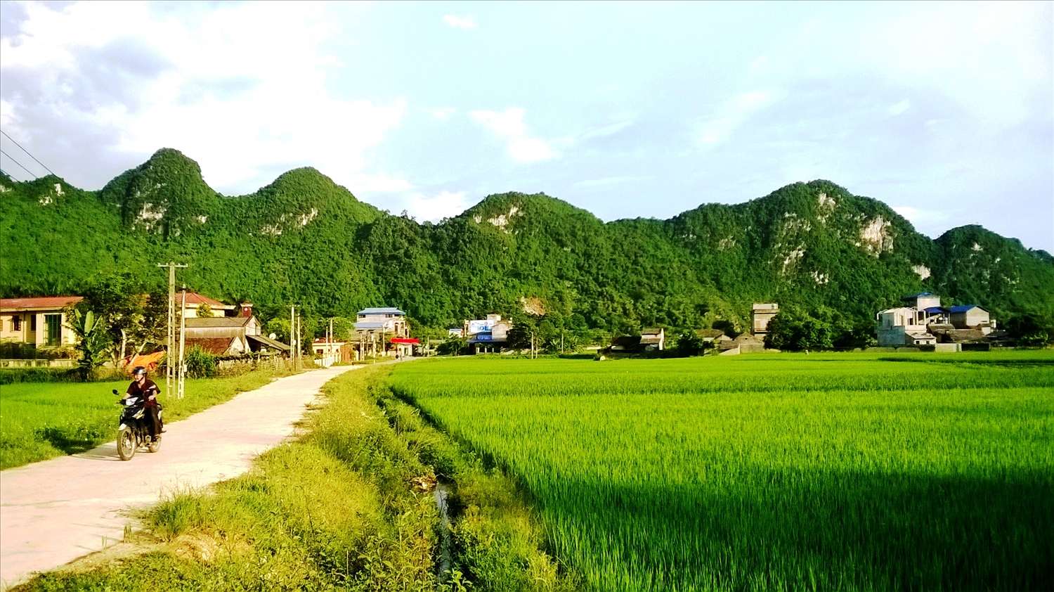 Điểm du lịch chợ Chu - Thái Nguyên với những bí ẩn các hình vẽ chưa rõ niên đại trên chùa Hang - Ảnh 1.