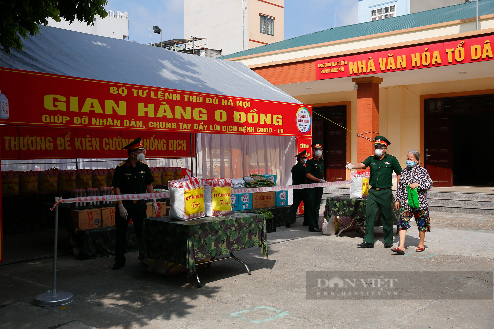 Quân đội mở nhiều &quot;Gian hàng 0 đồng&quot; hỗ trợ nhân dân Thủ đô - Ảnh 1.