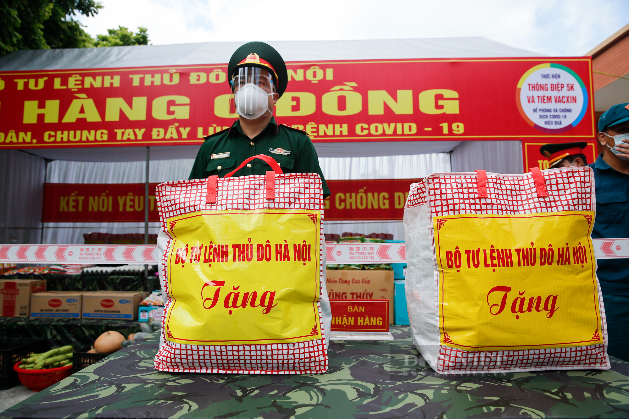 Quân đội mở nhiều &quot;Gian hàng 0 đồng&quot; hỗ trợ nhân dân Thủ đô - Ảnh 2.