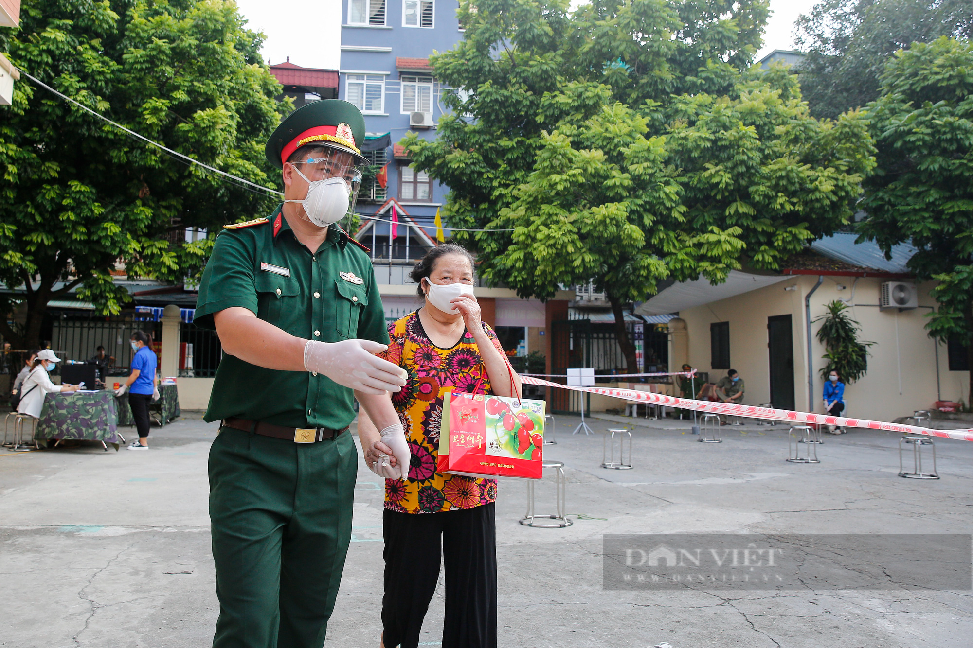 Quân đội mở nhiều &quot;Gian hàng 0 đồng&quot; hỗ trợ nhân dân Thủ đô - Ảnh 4.