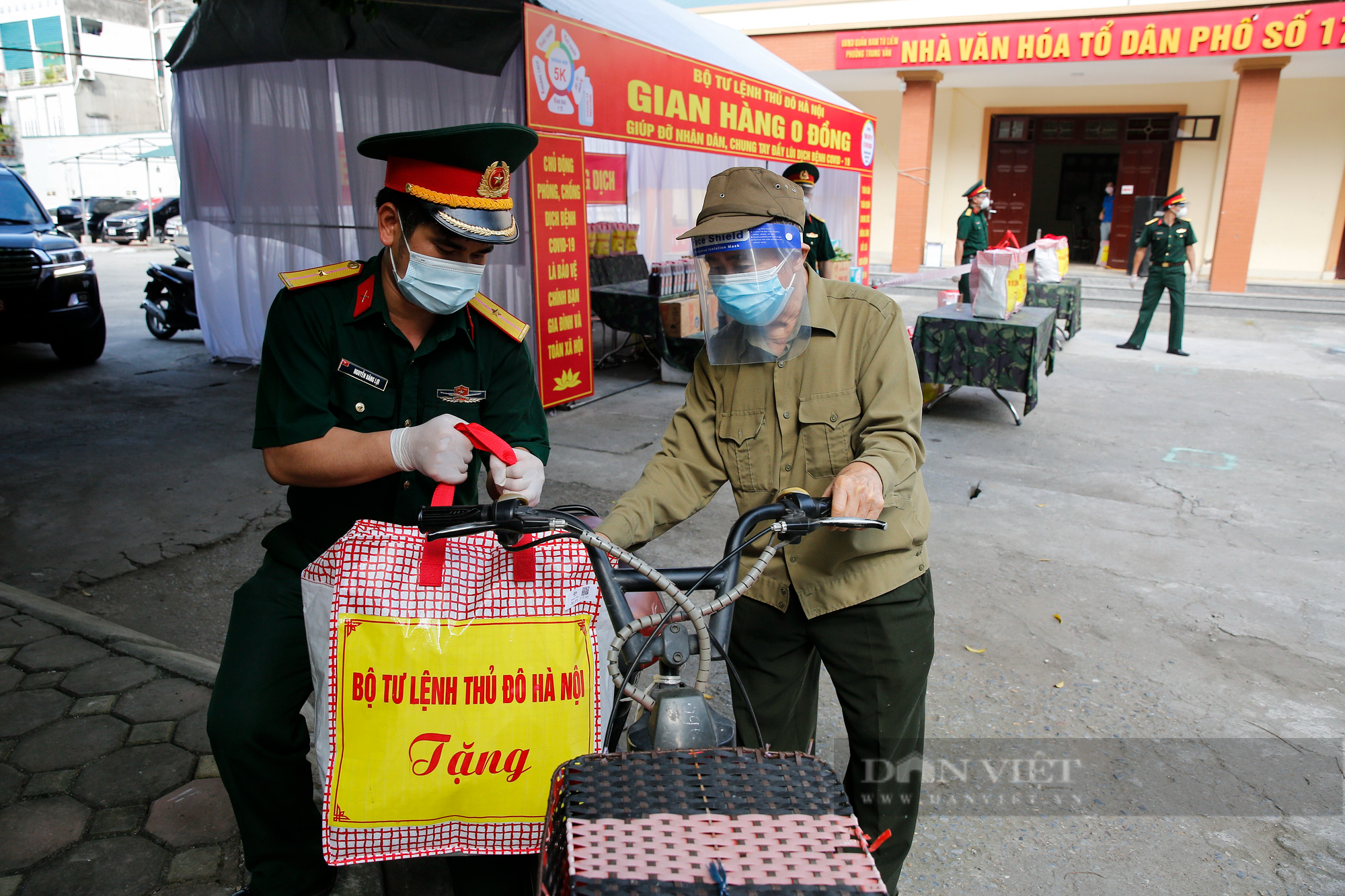 Quân đội mở nhiều &quot;Gian hàng 0 đồng&quot; hỗ trợ nhân dân Thủ đô - Ảnh 8.