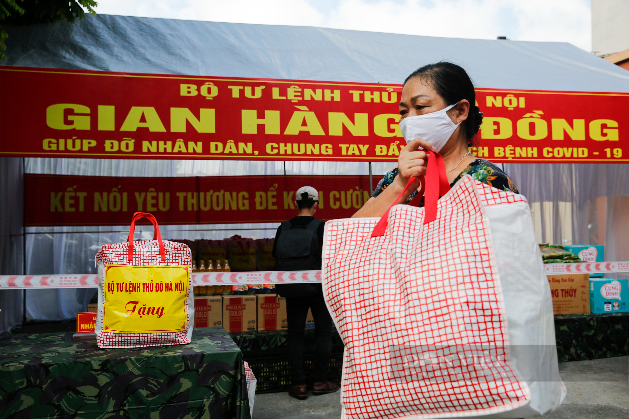Quân đội mở nhiều &quot;Gian hàng 0 đồng&quot; hỗ trợ nhân dân Thủ đô - Ảnh 9.