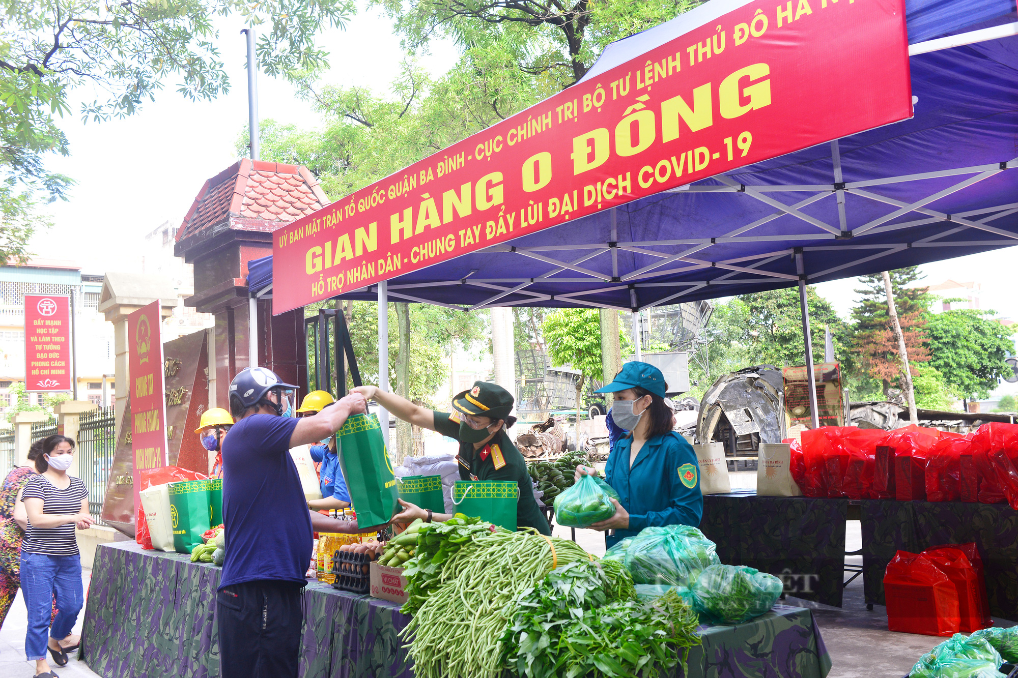 Quân đội mở nhiều &quot;Gian hàng 0 đồng&quot; hỗ trợ nhân dân Thủ đô - Ảnh 13.