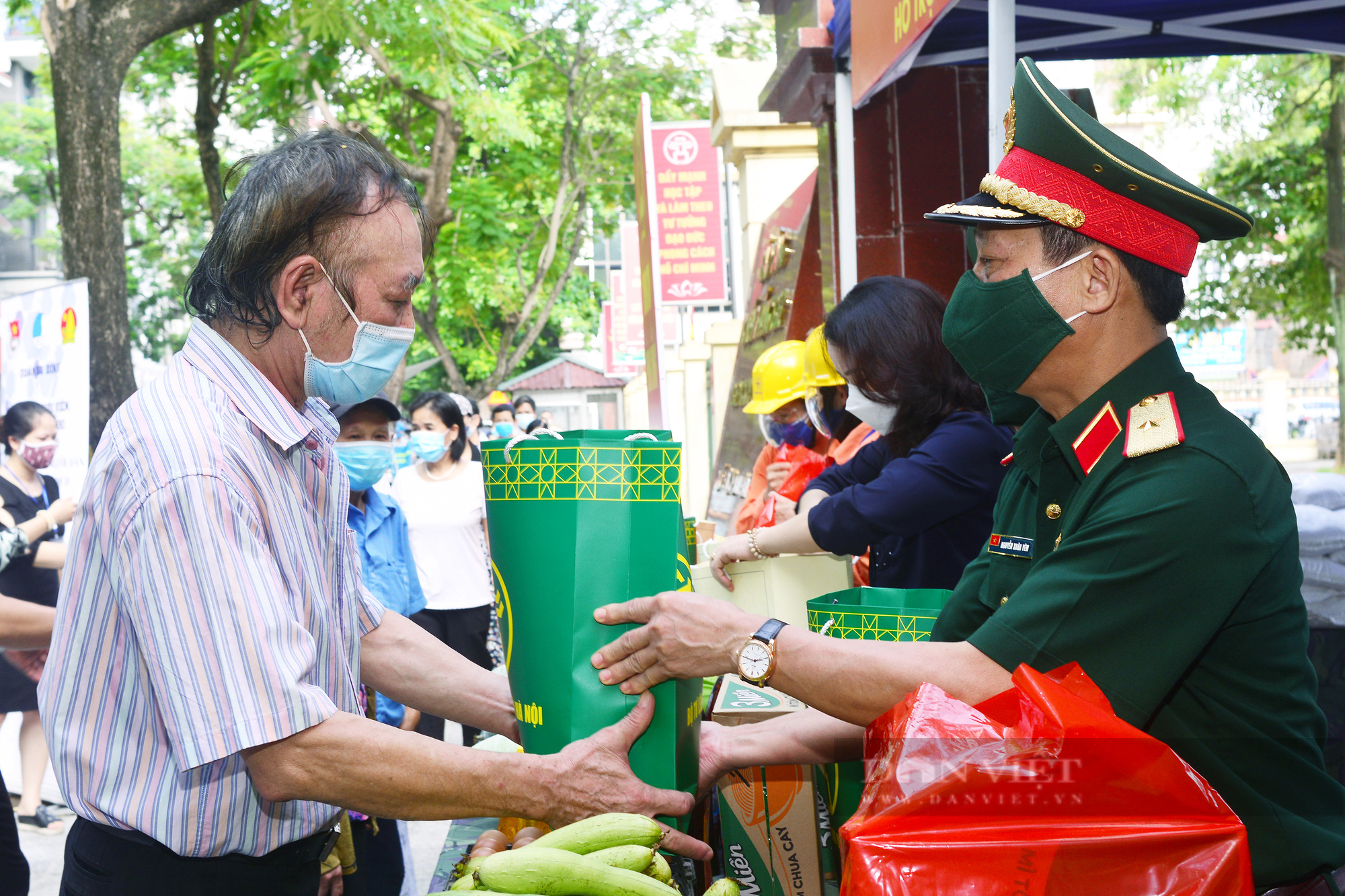 Quân đội mở nhiều &quot;Gian hàng 0 đồng&quot; hỗ trợ nhân dân Thủ đô - Ảnh 14.