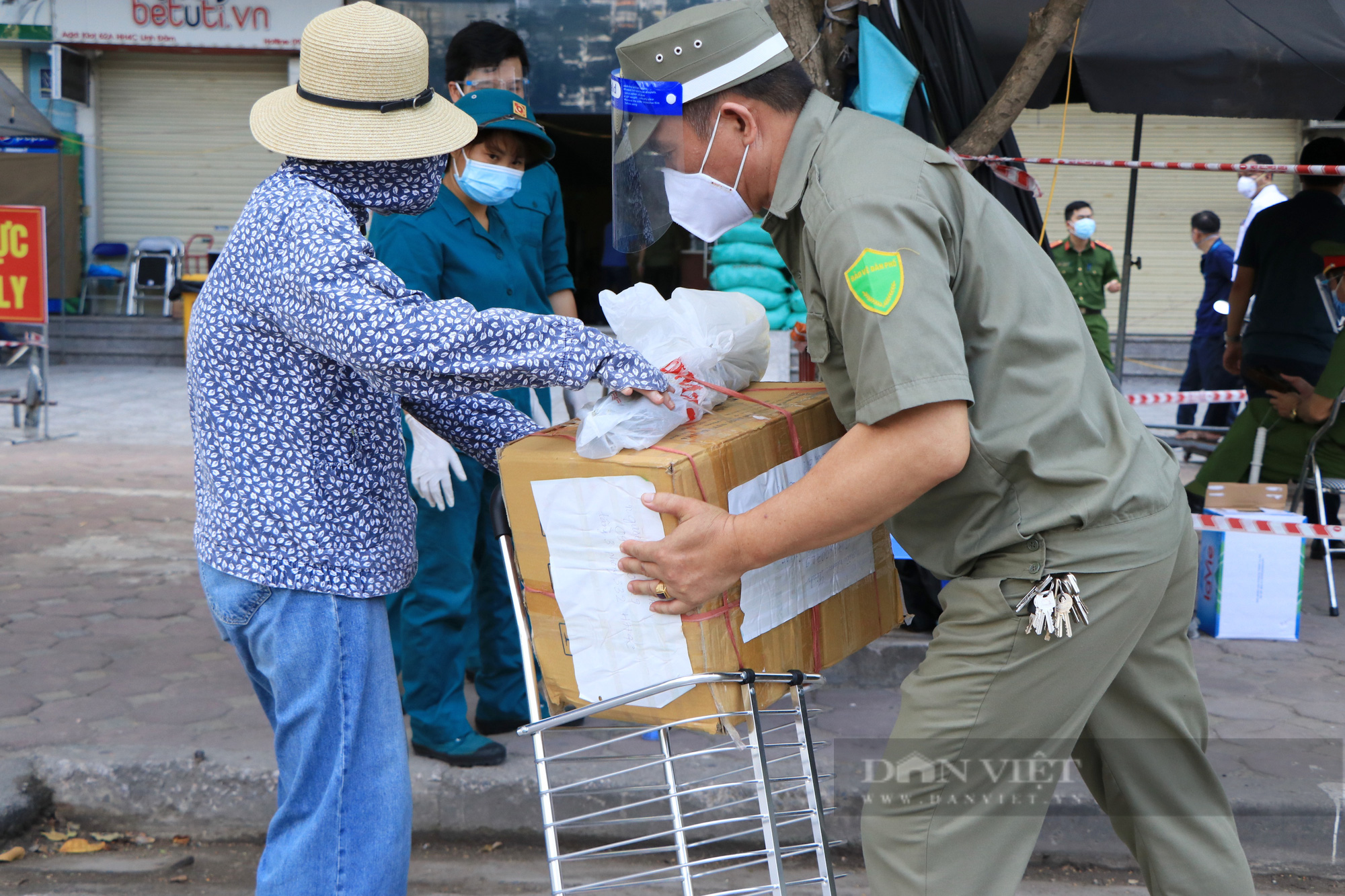 Hà Nội: Cách ly người với người, tiếp tế nhiều tấn thực phẩm miễn phí cho toàn bộ chung cư HH4C Linh Đàm  - Ảnh 3.