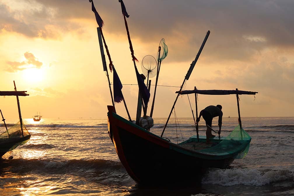 Nhà thờ đổ Nam Định vắng không bóng người vẫn đẹp hút hồn bởi ráng chiều hoàng hôn - Ảnh 2.