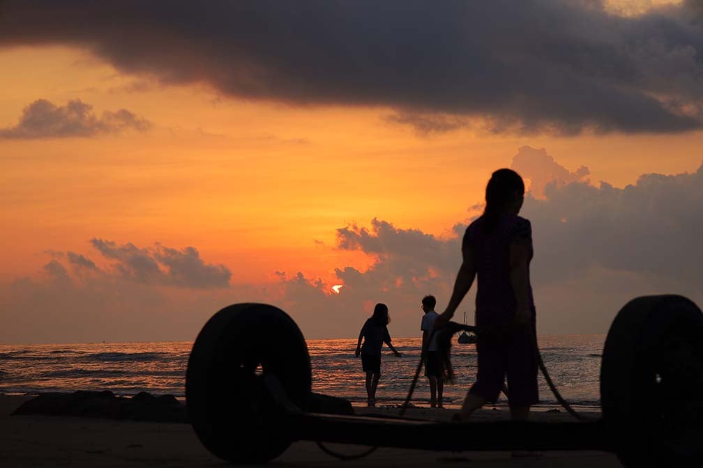 Nhà thờ đổ Nam Định vắng không bóng người vẫn đẹp hút hồn bởi ráng chiều hoàng hôn - Ảnh 6.