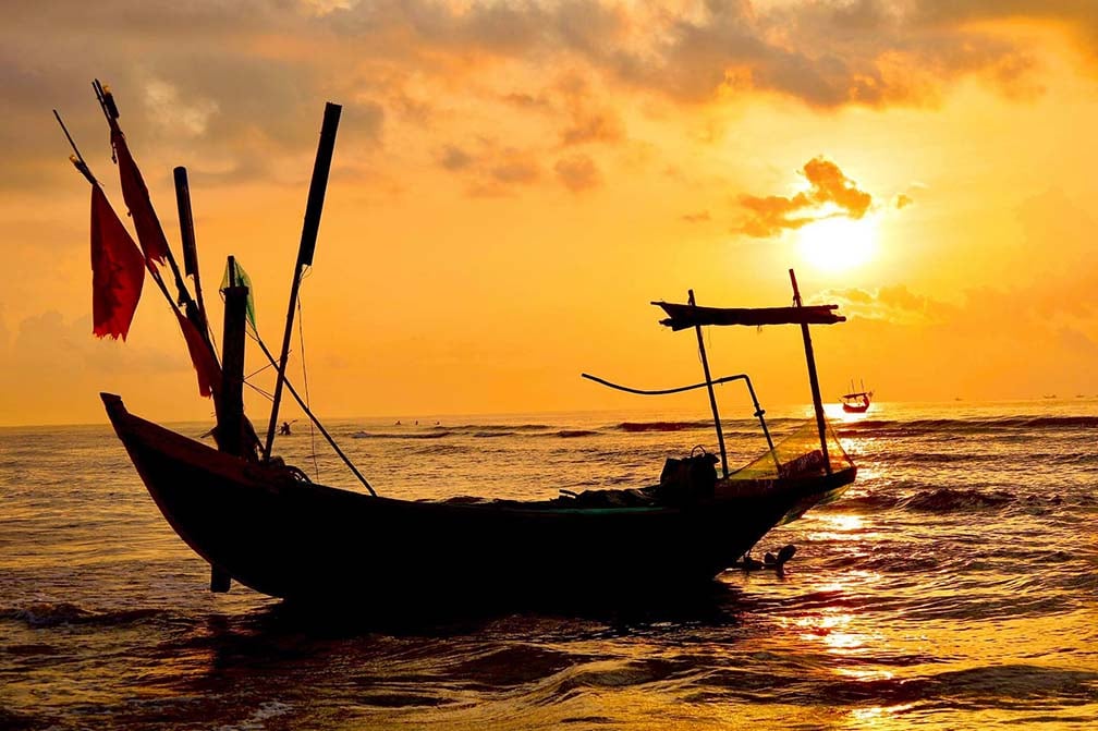 Nhà thờ đổ Nam Định vắng không bóng người vẫn đẹp hút hồn bởi ráng chiều hoàng hôn - Ảnh 3.