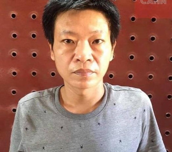 Hung hãn cầm gạch đá, tuýp sắt đe dọa, tấn công cán bộ chống dịch - Ảnh 1.