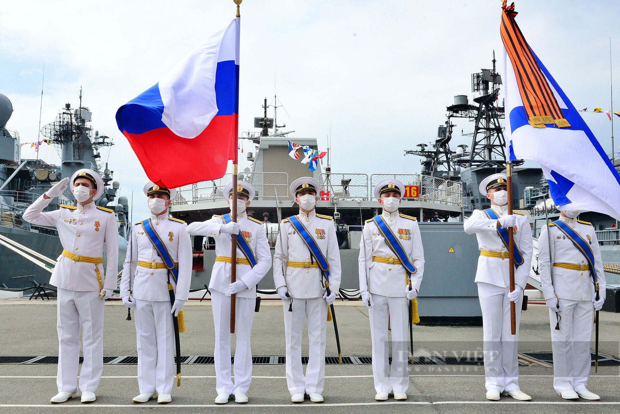 Quốc kỳ Việt Nam tung bay trên quân cảng hạm đội Thái Bình Dương tại Lễ khai mạc Army Games 2021 - Ảnh 2.