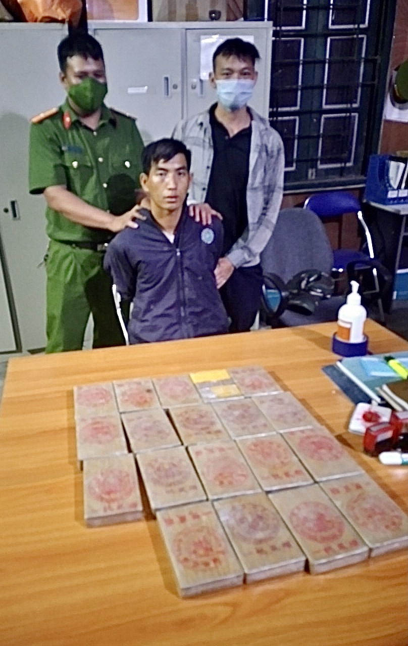 Điện Biên: Bắt một đối tượng thu 19 bánh Heroin - Ảnh 1.